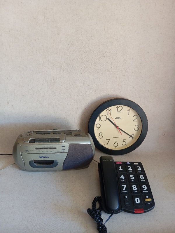 Radio, teléfono y reloj de pared en buen estado - imagen 4