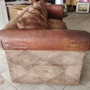 Antiguo Sofá de Cuero y Gobelino con Detalles Vintage - imagen 5