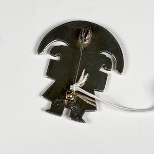 Prendedor de Plata y Esmalte con Diseño de Personaje Estilizado - imagen 3