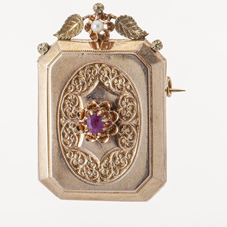 Lote siguiente: Colgante de Oro con Piedra Roja y Perlita