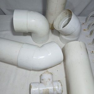 Lote de Codos y Abrazaderas de PVC para Sanitaria - imagen 1