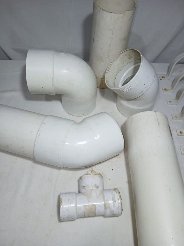 Lote de Codos y Abrazaderas de PVC para Sanitaria