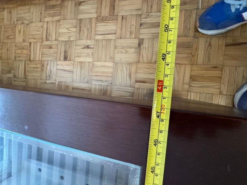 Mesa ratona en madera con tapa de vidrio y estante envarillado - imagen 12