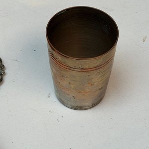 Lote Variado: Candelabros de Bronce, Joyeros Plateados y Utensilios - imagen 17