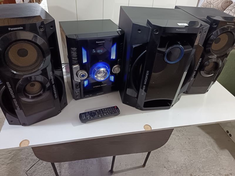 Equipo de Sonido Panasonic SA-AKX70 con Parlantes Super Woofer y Control Remoto