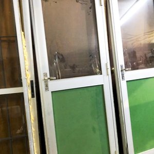 Puerta de Aluminio y Vidrio con Panel Verde - imagen 1