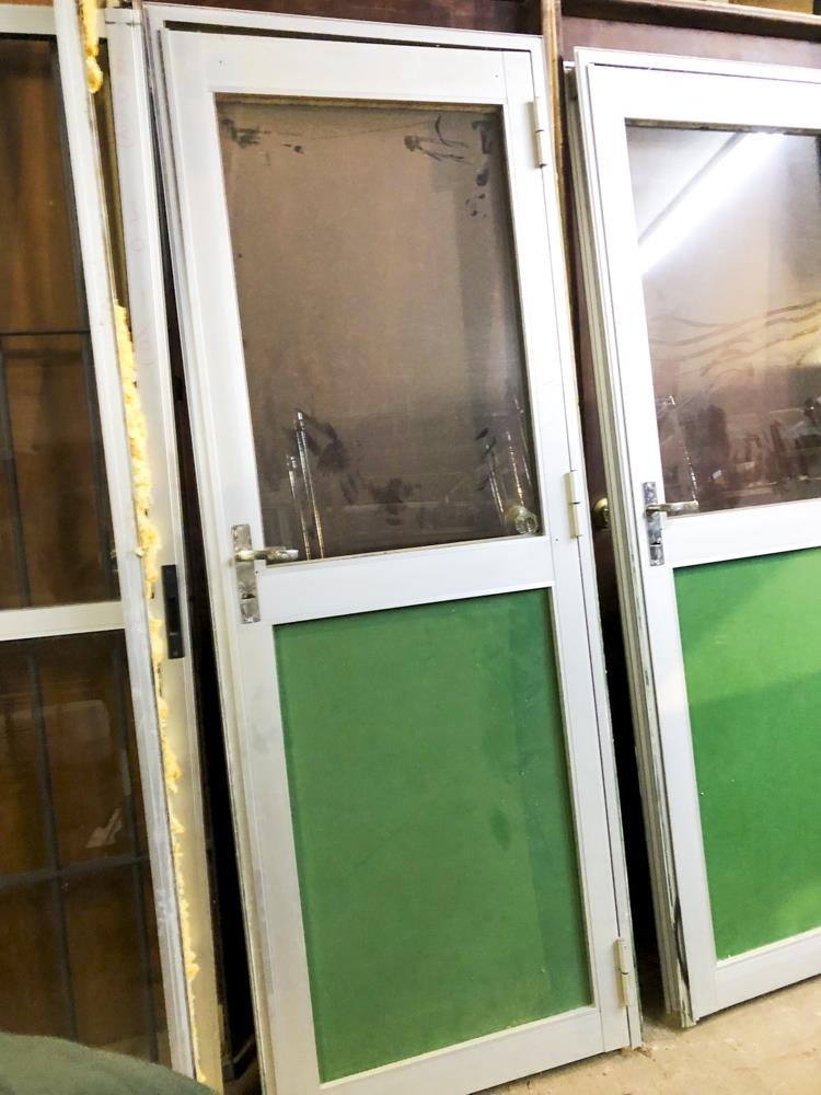 Puerta de Aluminio y Vidrio con Panel Verde