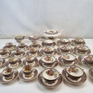 Lote siguiente: Juego de Loza "Harvard Empire" Inglés con Decoración Floral y Cenefas - 51 Piezas