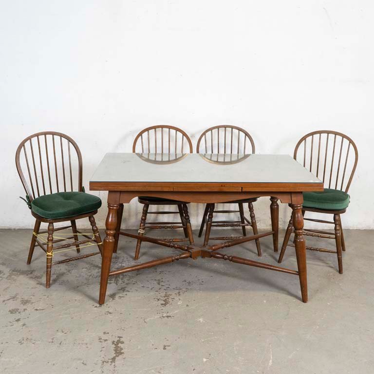 Mesa de Comedor Estilo Windsor con Cuatro Sillas y Almohadones