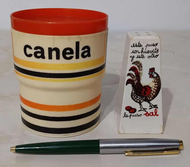 Lote anterior: Salero y Recipiente para Canela Vintage de la Década de 1970