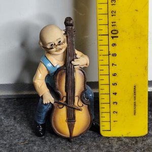 Figura de Hombre Tocando Violonchelo en Resina - imagen 2