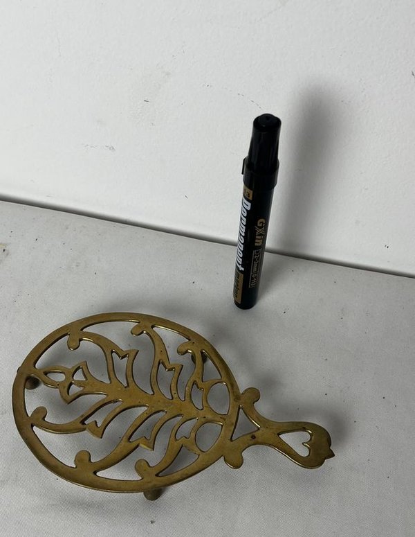 Trivet de bronce con diseño ornamentado - imagen 1