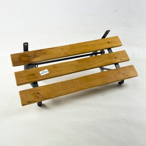 Lote siguiente: Repisa Rústica de Madera y Hierro con Ganchos