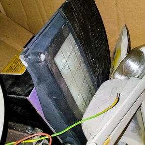 Lote de Iluminación: Foco LED Solar, Foco LED Piscina y Lámparas Halógenas - imagen 3