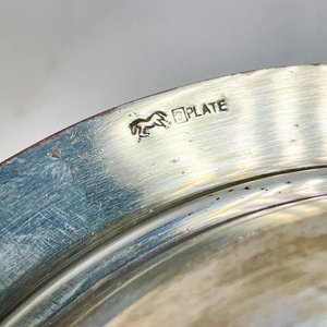 Jarra y dos centros de mesa metálicos con detalles ornamentales - imagen 4