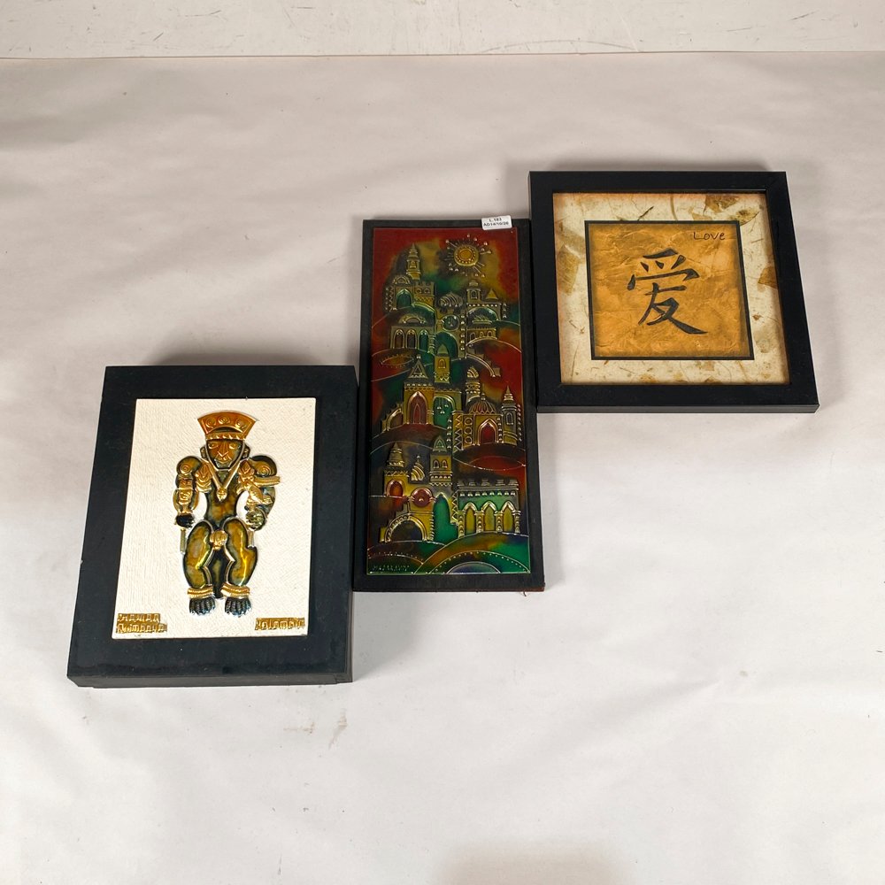 Lote de Tres Cuadros Decorativos con Motivos Culturales y Caligráficos