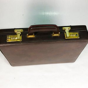 Maletín Ejecutivo Forrado Marrón con Cerraduras de Combinación - imagen 3