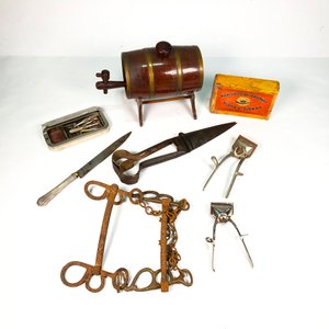 Lote de Antigüedades: Barril de Madera, Tijera de Trozar, Cuchilla y Cortapelos Manual - imagen 2