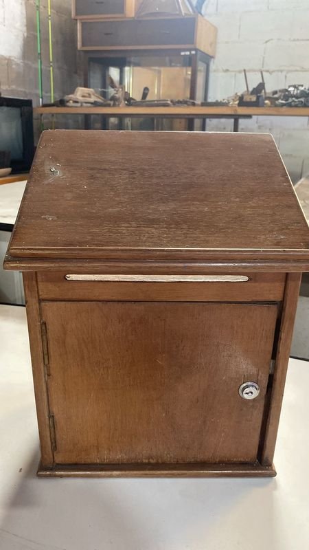 Buzonera de Madera con Forma de Casa