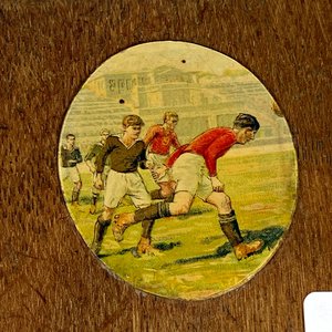 Caja Cigarrera Antigua de Madera con Escena de Fútbol - imagen 2