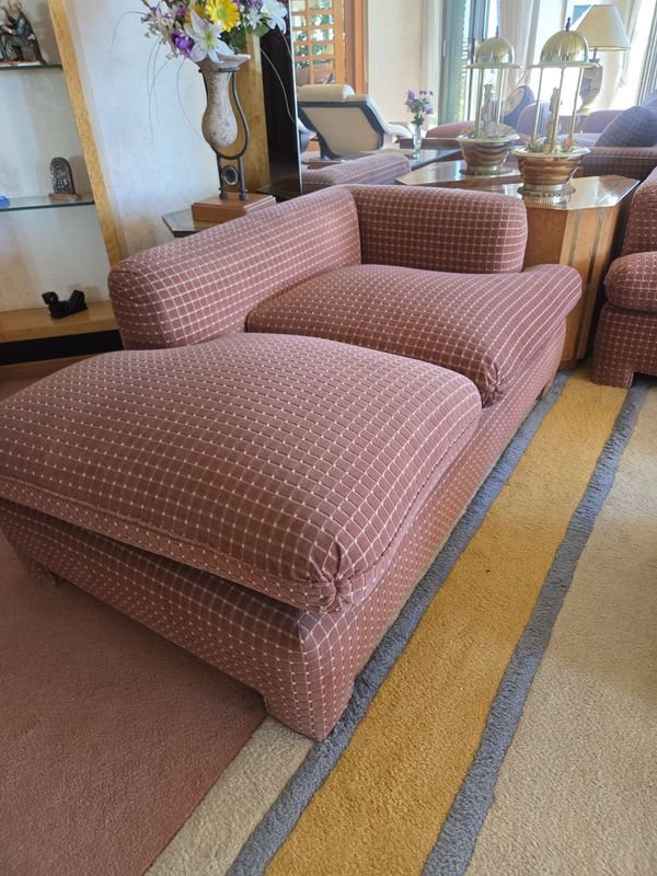 Sillón de 2 cuerpos tipo cheslong tapizado en tela de excelente calidad e impecable estado - imagen 2