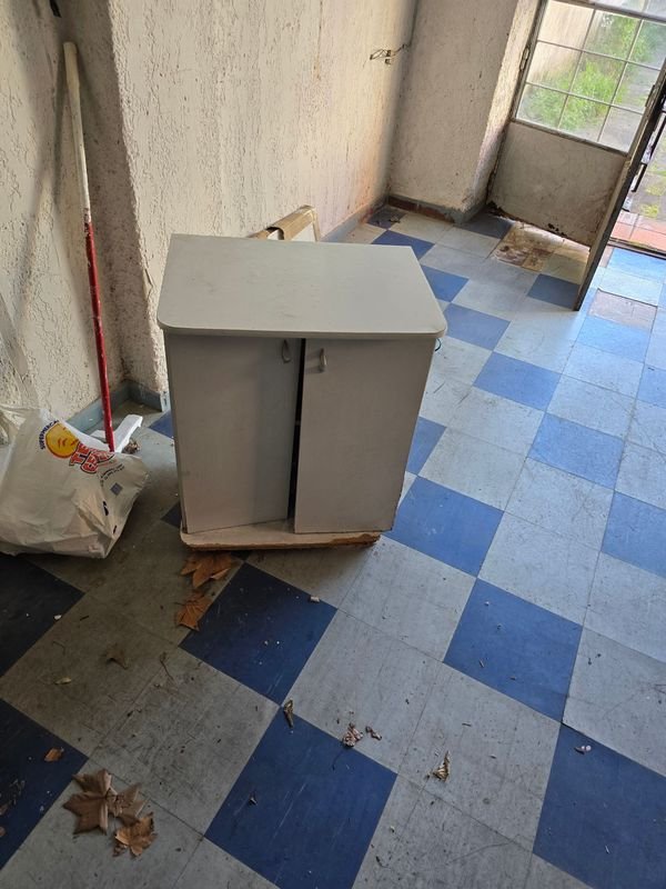 Mueble blanco con detalles en mal estado - imagen 1