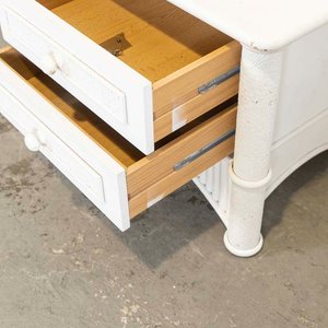 Mesa de Luz Blanca con Dos Cajones y Detalles de Ratan - imagen 3