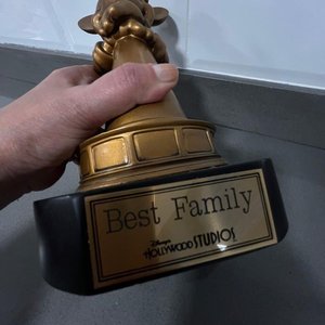 Estatuilla Mickey Mouse Hollywood Studios "Best Family" Dorada - imagen 2