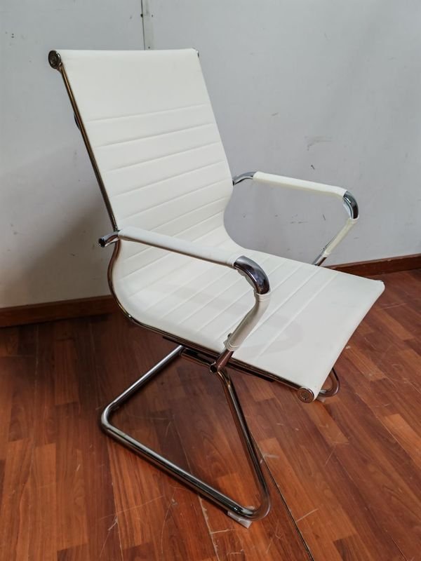 Silla de escritorio de cuero blanco con diseño moderno - imagen 4