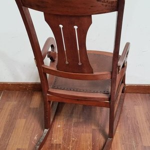 Antigua Mecedora de Madera con Apoyabrazos y Respaldo Tallado - imagen 3