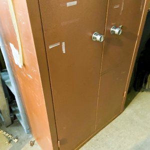 Tres piezas: mueble metalico color marron dos puertas y dos mesitas rodantes color marron con detalles - imagen 4
