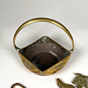 Seis Piezas de Bronce: Centro con Asa, Abrecartas, Destapador y Adornos - imagen 2