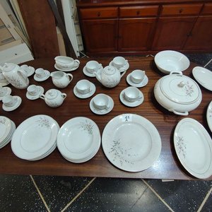 Juego de Loza Olmos Completo: 59 Piezas de Porcelana Blanca con Flores Lilas - imagen 10