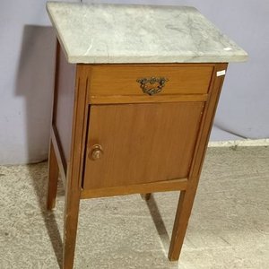 Lote siguiente: Mesa de Luz con Mesada de Mármol y Cajón con Tirador de Bronce
