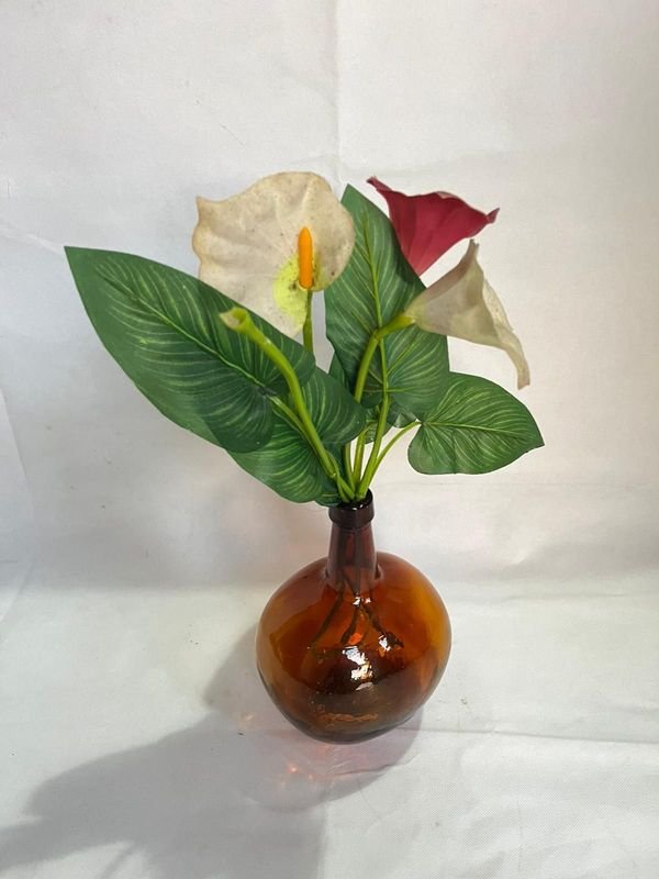 Florero tipo botellón con flores artificiales - imagen 3