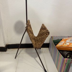 Lote anterior: Revistero de mimbre con cenicero metálico