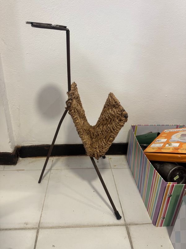 Revistero de mimbre con cenicero metálico