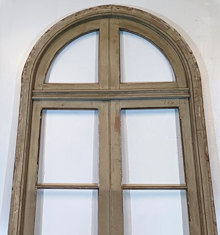 Ventana antigua de cedro con marco de madera y postigos - imagen 8