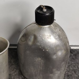 Cantimplora de Aluminio con Soporte Metálico - imagen 3