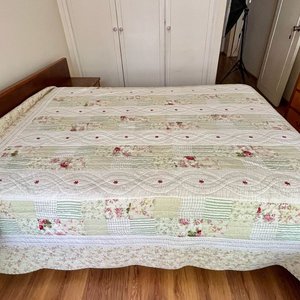 Colcha Reversible Dos Plazas Estilo Patchwork Floral y Rayas - imagen 1