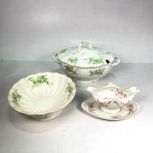 Lote anterior: Conjunto de Porcelana Inglesa y Francesa: Fuente con Tapa, Ensaladera y Salsera