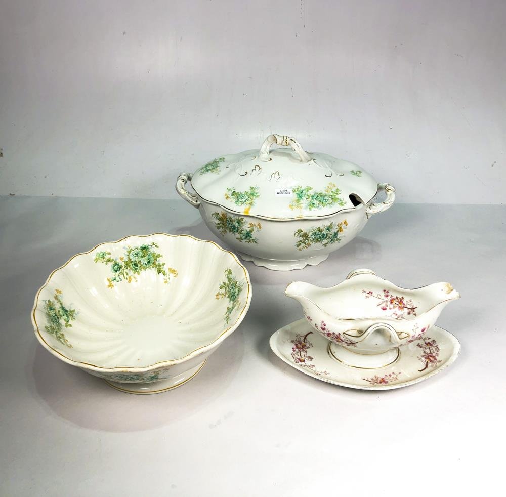 Conjunto de Porcelana Inglesa y Francesa: Fuente con Tapa, Ensaladera y Salsera
