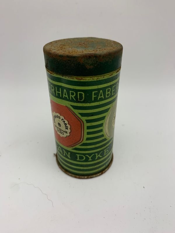 Lote anterior: Antigua lata de pintura Faber, más de 50 años