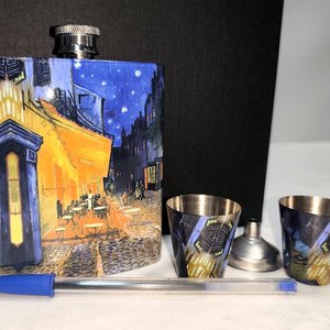 Set de Petaca y Vasos de Acero con Diseño "Terraza de Café por la Noche" de Van Gogh - imagen 3