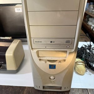 Lote de Artículos de Informática: 2 Torres, 2 Monitores, Teclado, Mouses, Micrófonos y Impresora - imagen 4