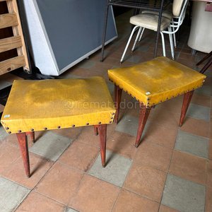 Lote siguiente: Mueble de Cocina Metálico Blanco y Dos Banquetas Tapizadas Amarillas