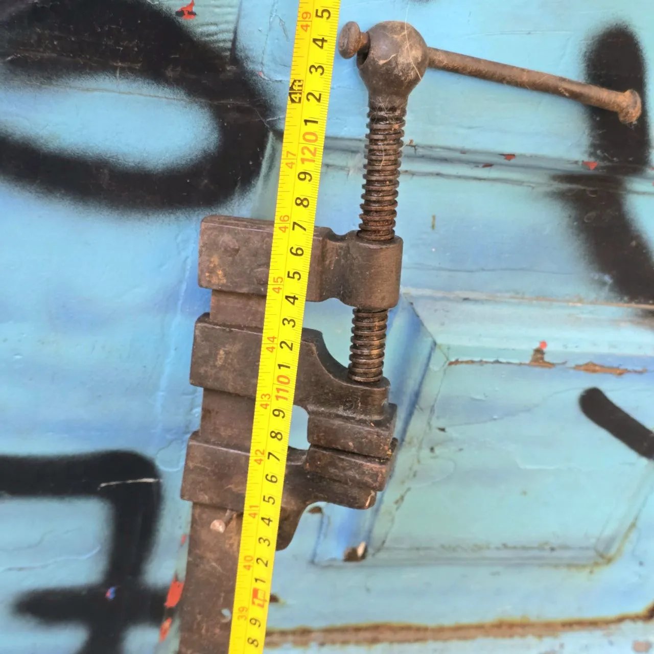 Puerta con grafiti y accesorios de metal - imagen 4