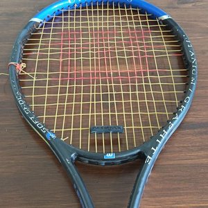 Raqueta de Tenis Wilson Soft Shock Titanium/Graphite con Funda y Tobilleras con Peso - imagen 4