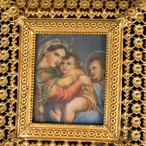 Miniatura Pintada a Mano "Virgen con Niño" con Marco de Bronce y Mecanismo Musical - imagen 3