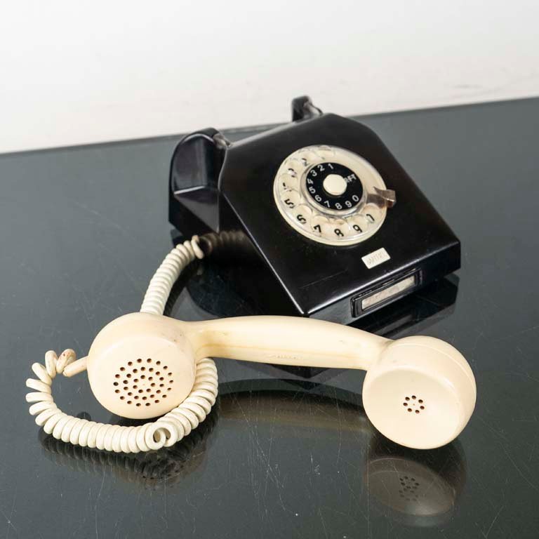 Teléfono de disco antiguo en negro y blanco - imagen 2